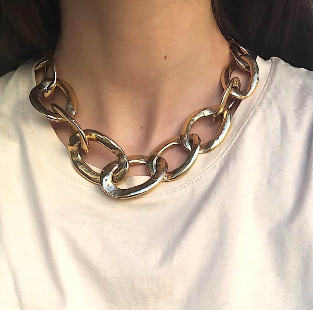 グーセンス パリのインスタグラム：「@Alizeegamberini wearing our LHASSA necklace. . . #Goossens #lhassa #necklace #yellow #gold #brass #」