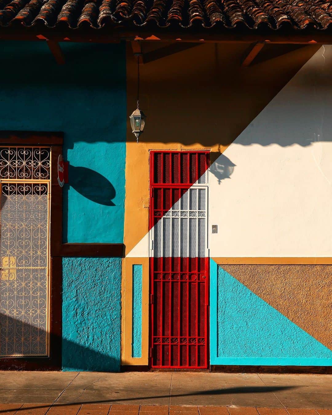 リリー＝ローズ・メロディのインスタグラム：「Door portrait 💛💙❤️#lilyinnicaragua」