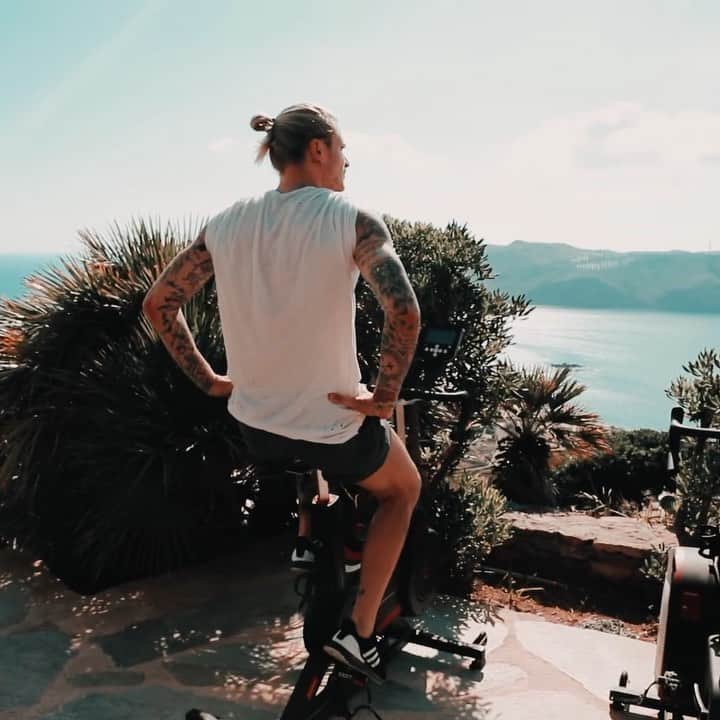 ロリス・カリウスのインスタグラム：「A good mix of work and pleasure on Mykonos this week ✌🏻🏋🏼‍♂️🏊🏻‍♂️」