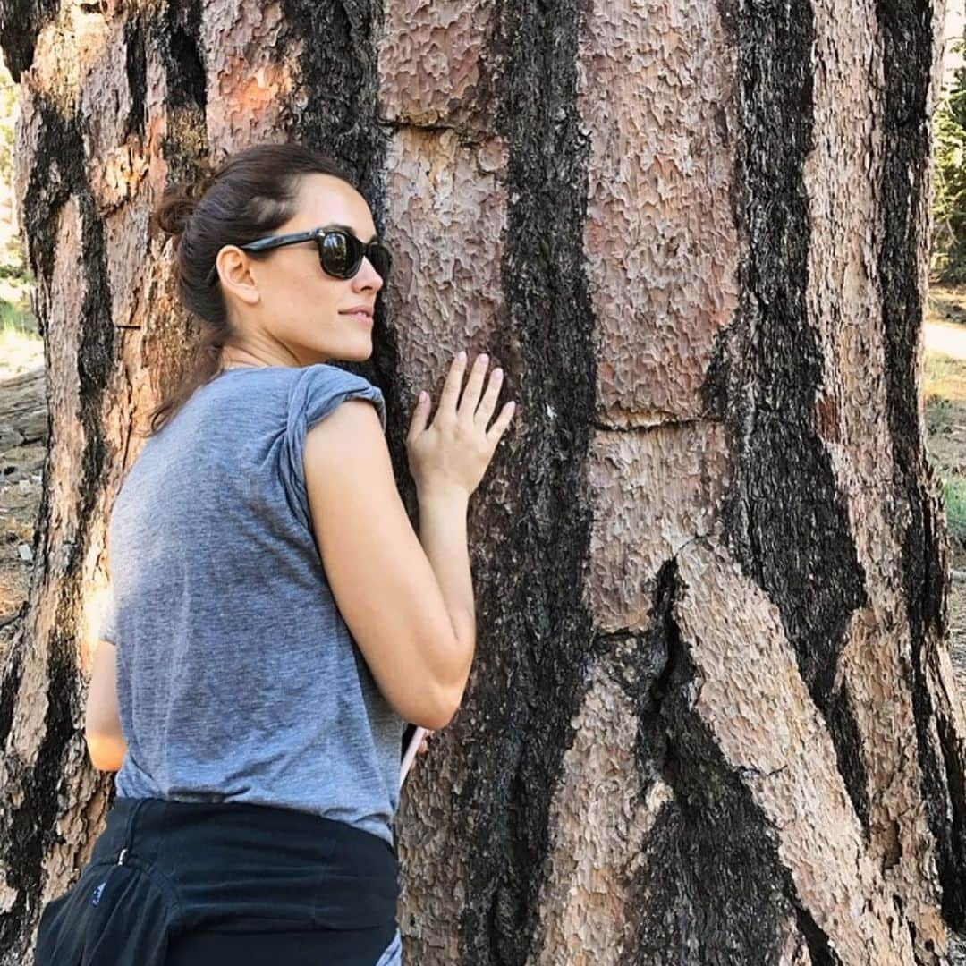 Leslie Camila-Roseさんのインスタグラム写真 - (Leslie Camila-RoseInstagram)「🇺🇸 If you listen carefully you can hear the  sound of wisdom... ( from the tree, not me! ) 🇫🇷 Si vous écoutez avec attention, vous pouvez percevoir le doux son de la sagesse... ( je parle de l’arbre hein, pas de moi hehe )  Happy environment day 🌳 ! . . . #logoutandtunein」6月5日 23時26分 - leslie_coutterand