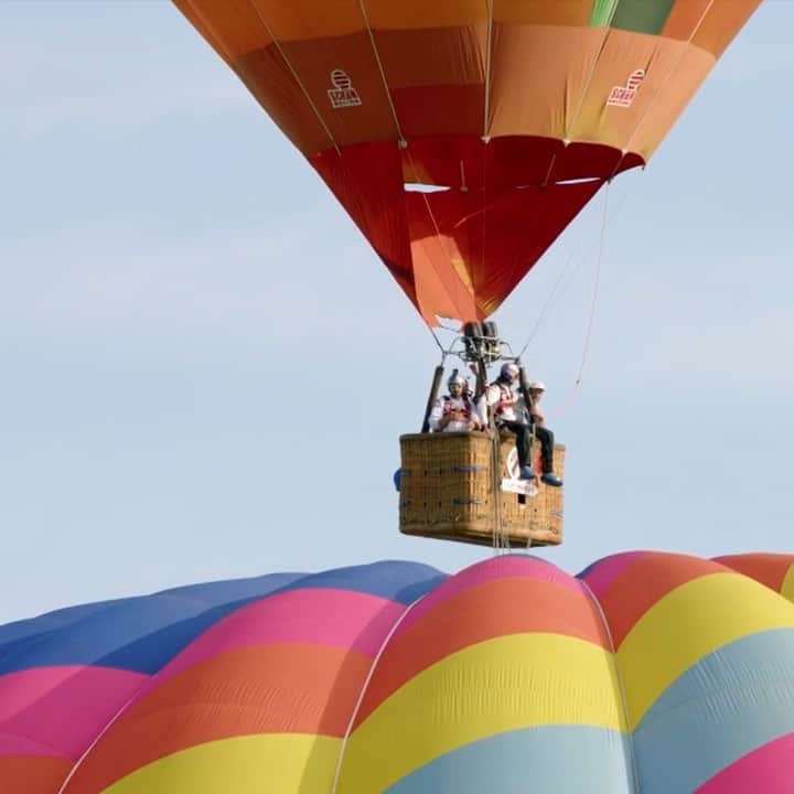 のインスタグラム：「Name a better way to spend Hot Air Balloon Day 😍 🏃‍♂: @redbullskydiveteam #balloon #swing #aerial #action #redbull」