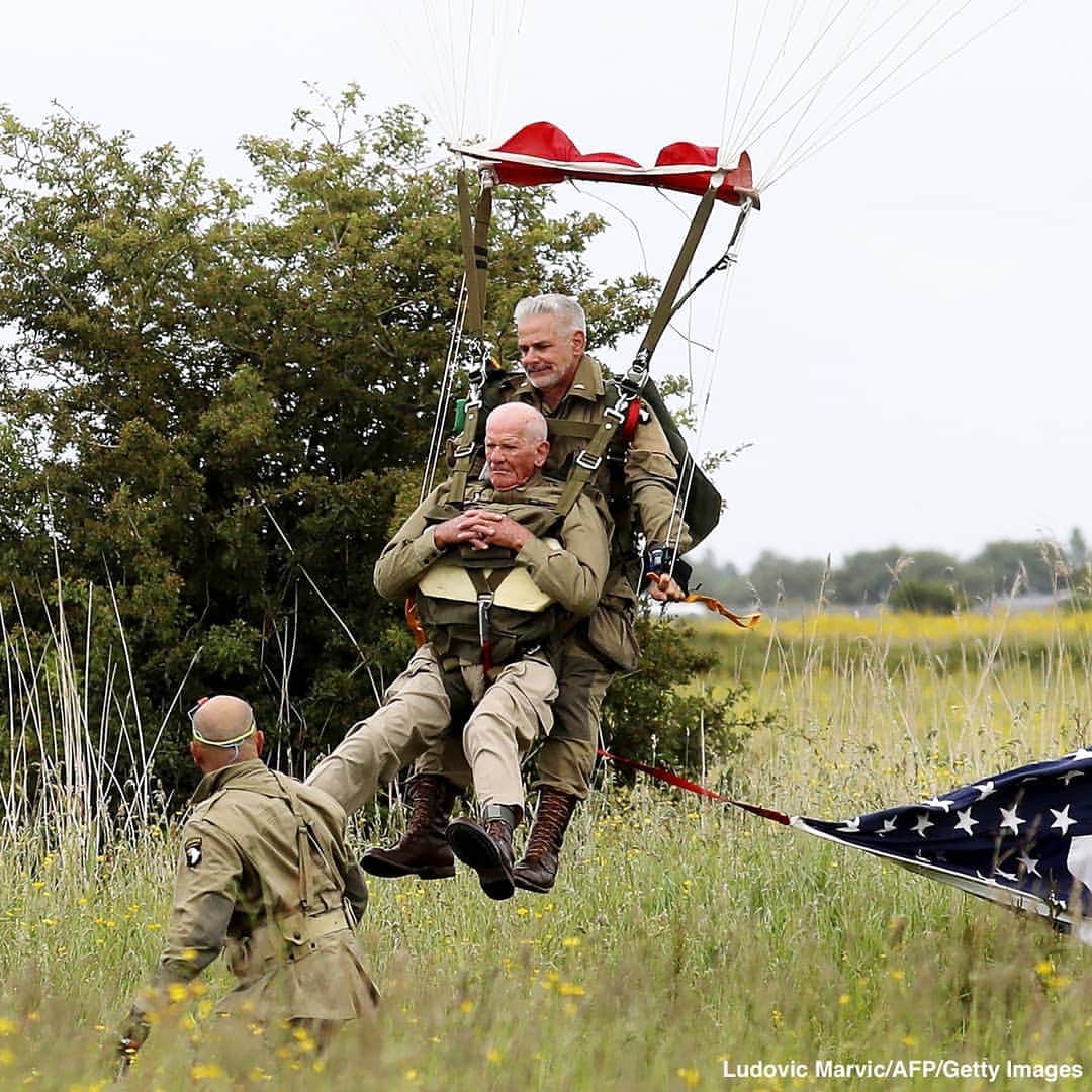 ABC Newsさんのインスタグラム写真 - (ABC NewsInstagram)「U.S. 101st Airborne paratrooper veteran Tom Rice, 97, participates in a tandem parachute jump near the Normandy coast ahead of the 75th anniversary of the historic D-Day invasion. "I feel great," he said afterward. "I'd go up and do it all again." #dday #worldwarteo #veteran #parachute」6月5日 23時29分 - abcnews
