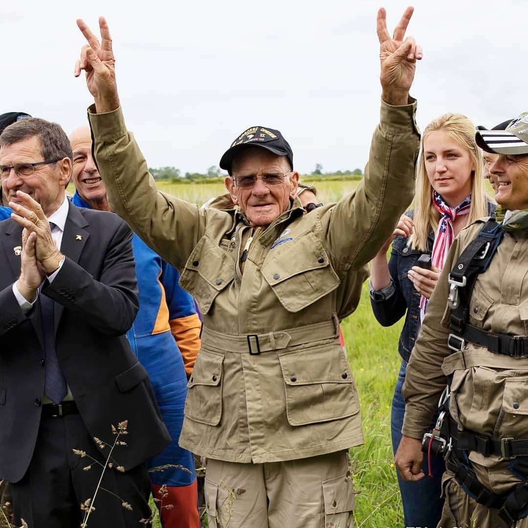 ABC Newsさんのインスタグラム写真 - (ABC NewsInstagram)「U.S. 101st Airborne paratrooper veteran Tom Rice, 97, participates in a tandem parachute jump near the Normandy coast ahead of the 75th anniversary of the historic D-Day invasion. "I feel great," he said afterward. "I'd go up and do it all again." #dday #worldwarteo #veteran #parachute」6月5日 23時29分 - abcnews