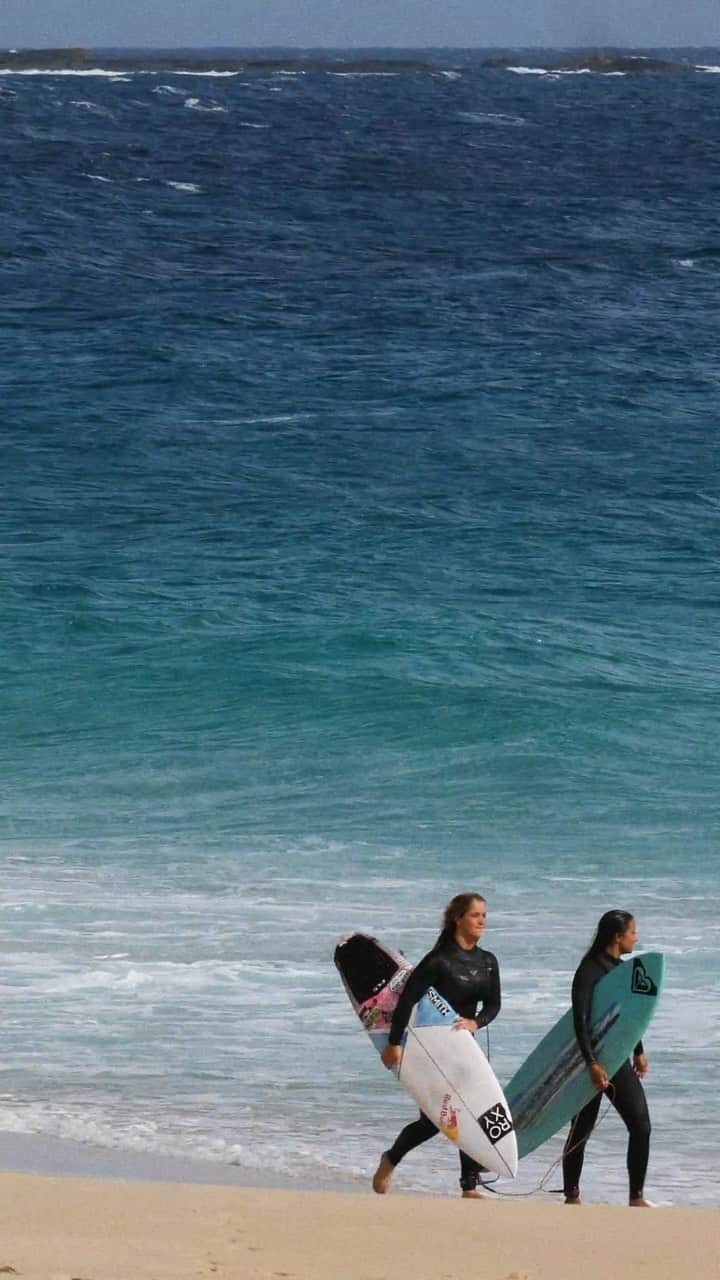 キャロライン・マークスのインスタグラム：「Finding fun waves on a flat day 😋」