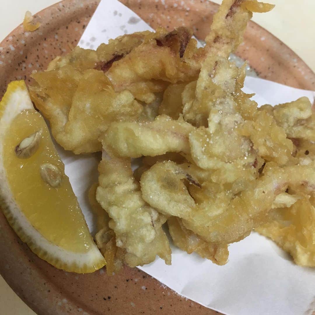 知床漁場 天神橋筋店さんのインスタグラム写真 - (知床漁場 天神橋筋店Instagram)「こんばんは🌆 北海道知床漁場天神橋店です！ 本日も元気に営業中。 こちらは💁‍♀️泳ぎイカ💁‍♀️🦑🦑 のあと造りの天ぷらになります！ 最後まで美味しい泳ぎイカをご賞味ください。#北海道知床漁場天神橋店#天神橋筋グルメ #北海道グルメ #天神橋5丁目 #980円飲み放題#生牡蠣#泳ぎイカ#駅近#ちょい呑み#北海道料理#北海道日本酒」6月5日 23時35分 - shiretoko_tenjinbashi