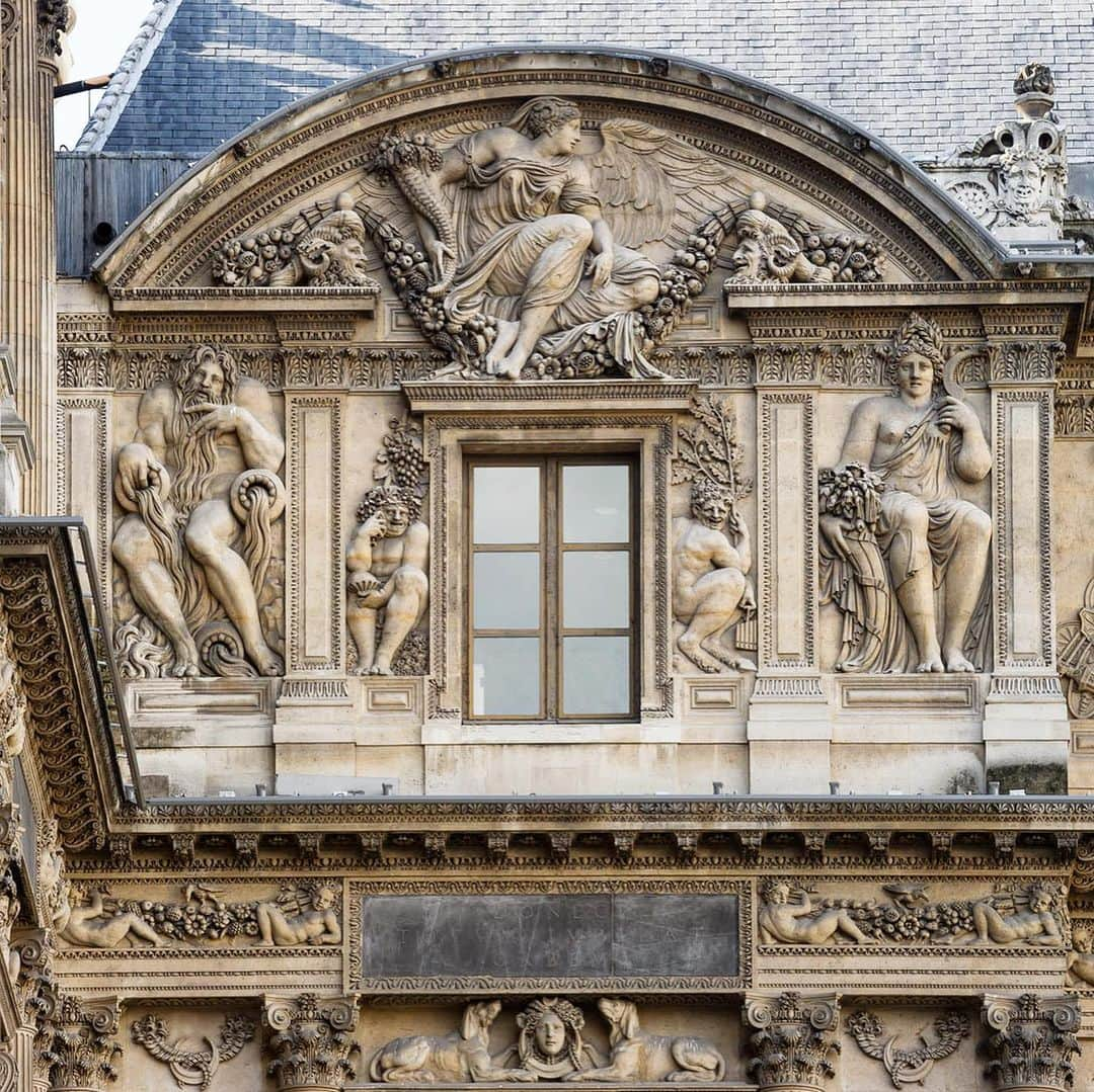 ルーブル美術館さんのインスタグラム写真 - (ルーブル美術館Instagram)「. 🇫🇷 Mercredi, c’est #HistoireDuLouvre ! - 🧐 Avez-vous déjà prêté attention aux façades du musée ? Celles-ci offrent une grande diversité de décors sculptés, témoins de la richesse de l’architecture palatiale et de l’ambition des souverains de s’inscrire dans une continuité et de légitimer leur pouvoir. - 🔎Au cœur de la Cour Carrée, sur la façade de l’aile Lescot, se déploie une somptueuse sculpture architecturale qui incarne la Renaissance française au Louvre. En l’honneur du roi Henri II, Jean Goujon a sculpté, au XVIe siècle, de puissantes figures allégoriques qui évoquent les vertus du souverain, chef de guerre, mais aussi protecteur des arts et des sciences. Les frises ornementales, les portraits de Diane, ou les colonnes cannelées surmontées de chapiteaux corinthiens illustrent l’influence de l’antiquité romaine. - 🏛Moins d’un siècle plus tard, ce sont les cariatides imaginées par Jacques Sarazin qui ornent les façades du pavillon de l’Horloge. Ces figures féminines, traitées avec une grande liberté, témoignent de la modernité architecturale du Louvre et deviennent un motif récurrent dans son architecture. - 🌎 Wednesday it’s #LouvreHistory! - 🧐 Have you ever paid attention to the museum's façades? They offer a wide variety of sculpted decorations, testimony of the palatial architecture’s richness and of the sovereigns’ ambition to be part of a continuity and legitimize their power. - 🔎In the Cour Carrée, on the Lescot wing’s façade, there is an architectural sculpture that embodies the French Renaissance in the Louvre. In honour of King Henri II, Jean Goujon sculpted powerful allegorical figures in the 16th century. They evoke the sovereign’s virtues, warlord, but also protector of the arts and sciences. Ornamental friezes, portraits of Diana or fluted columns surmounted by Corinthian capitals illustrate the influence of Roman antiquity. - 🏛 Less than a century later, the caryatids designed by Jacques Sarazin adorn the facades of the Pavillon de l'Horloge. These female figures demonstrate the architectural modernity of the Louvre and become a recurring motif in its architecture. - 📷 © Musée du Louvre / Olivier Ouadah / Paul Maurer」6月5日 23時49分 - museelouvre