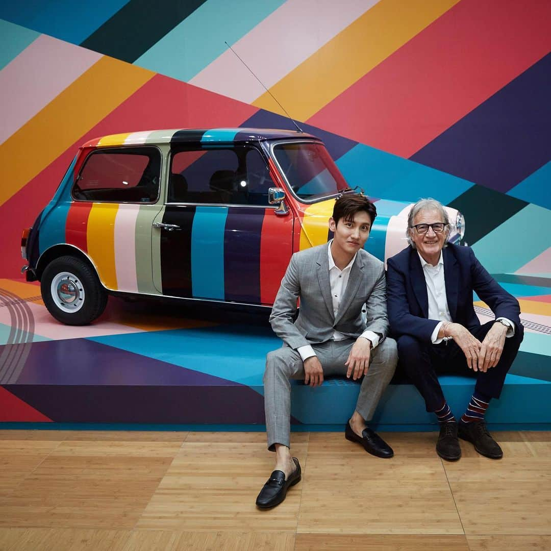 ポールスミスさんのインスタグラム写真 - (ポールスミスInstagram)「The #HelloPaulSmith exhibition has arrived at @ddp_seoul. Paul welcomed some special guests for an early guided tour.  #PaulSmith #Korea #Seoul @changmin88」6月5日 23時48分 - paulsmithdesign