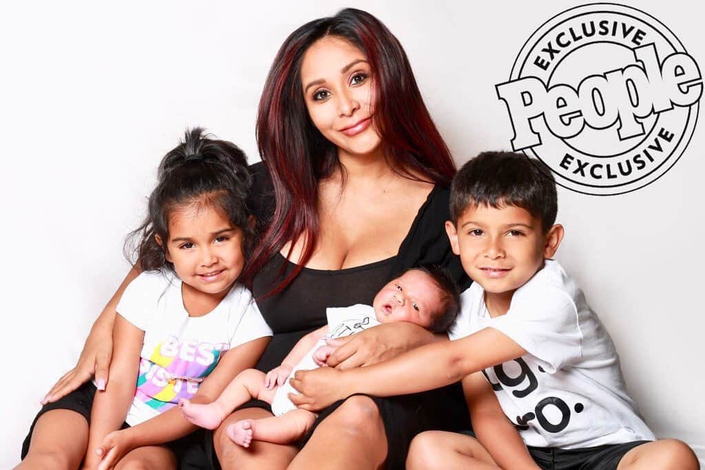 People Magazineさんのインスタグラム写真 - (People MagazineInstagram)「Nicole "Snooki" Polizzi loves being a mom of three. 💕 Baby Angelo joins siblings Giovanna and Lorenzo, who she says have mastered the roles of big sister and brother. Tap the bio link for more on her beautiful "squad." | 📷: Glamour Shots of Staten Island」6月5日 23時49分 - people