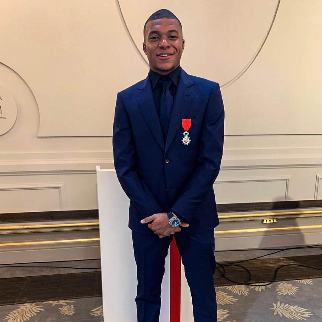 パリ・サンジェルマンFCさんのインスタグラム写真 - (パリ・サンジェルマンFCInstagram)「Congratulations to @k.mbappe, @kimpembe3 and @areolaofficiel who have received the Legion of Honour of France 🇫🇷🎖 Félicitations à nos 3 champions du monde #KylianMbappé, #PresnelKimpembe et #AlphonseAreola qui ont reçu l'ordre national de la Légion d'honneur 🇫🇷🎖 . #ParisSaintGermain #PSG #Paris #Football #AllezParis #ICICESTPARIS」6月5日 23時44分 - psg