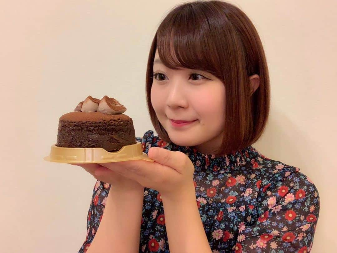 嶋梨夏さんのインスタグラム写真 - (嶋梨夏Instagram)「これが食べたくて1時間半歩いたみたいな感じ🥺💓プラマイゼロ🙂カロリー0ちゃうかな？ってぐらいフワフワ🥺✨✨でもめちゃくちゃ濃厚で最高🍫💓💓💓 #チョコスフレ #chocolate #chocolatecake #スフレ #セブンイレブン #seveneleven #セブンイレブンスイーツ #コンビニスイーツ #新発売 #sweets #スイーツ女子 #アラサー女子 #tittyandco #ショートボブ #photooftheday #JAPAN #japanesesweets #japanesegirl #avex #avexmanagement #instagood #followme #極度の甘党 #ricashima #嶋梨夏」6月5日 23時50分 - shimarica_jp