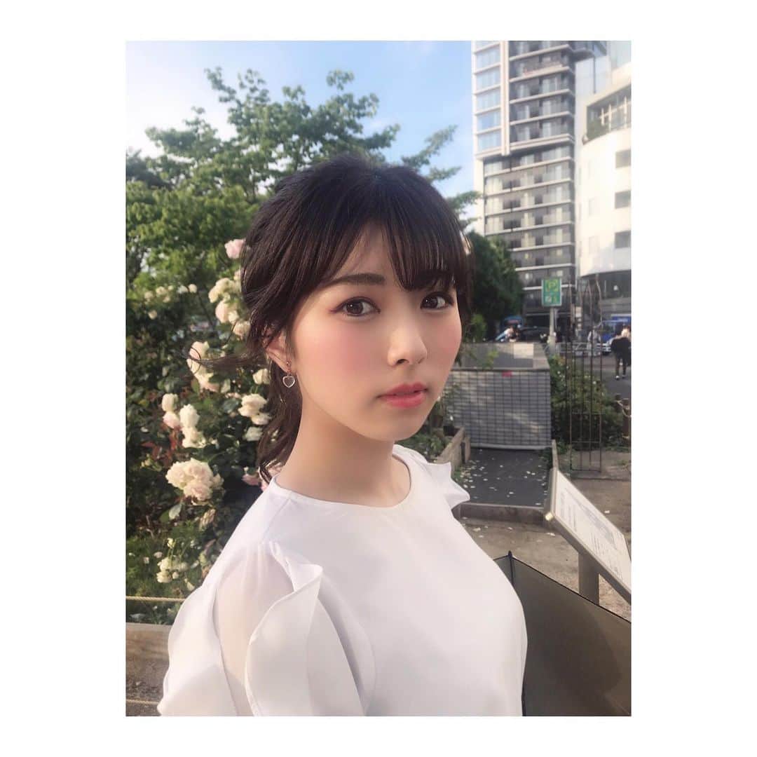 森脇加奈子のインスタグラム：「日中の暑さにもなんとなく慣れてきて、 2019年上半期最後の月が始まりましたねえ ． 時間の流れはどんどん早くなってて知らない間に季節が移り変わりそうです、今年の夏は浴衣でお祭りなどいきたいなあ ．  ということで6月も沢山のライブが詰まってます！ ジメジメした空気に負けないようにがんばろ～  #女子大生 #JD #もスグ終わるこわい #fleufleu」
