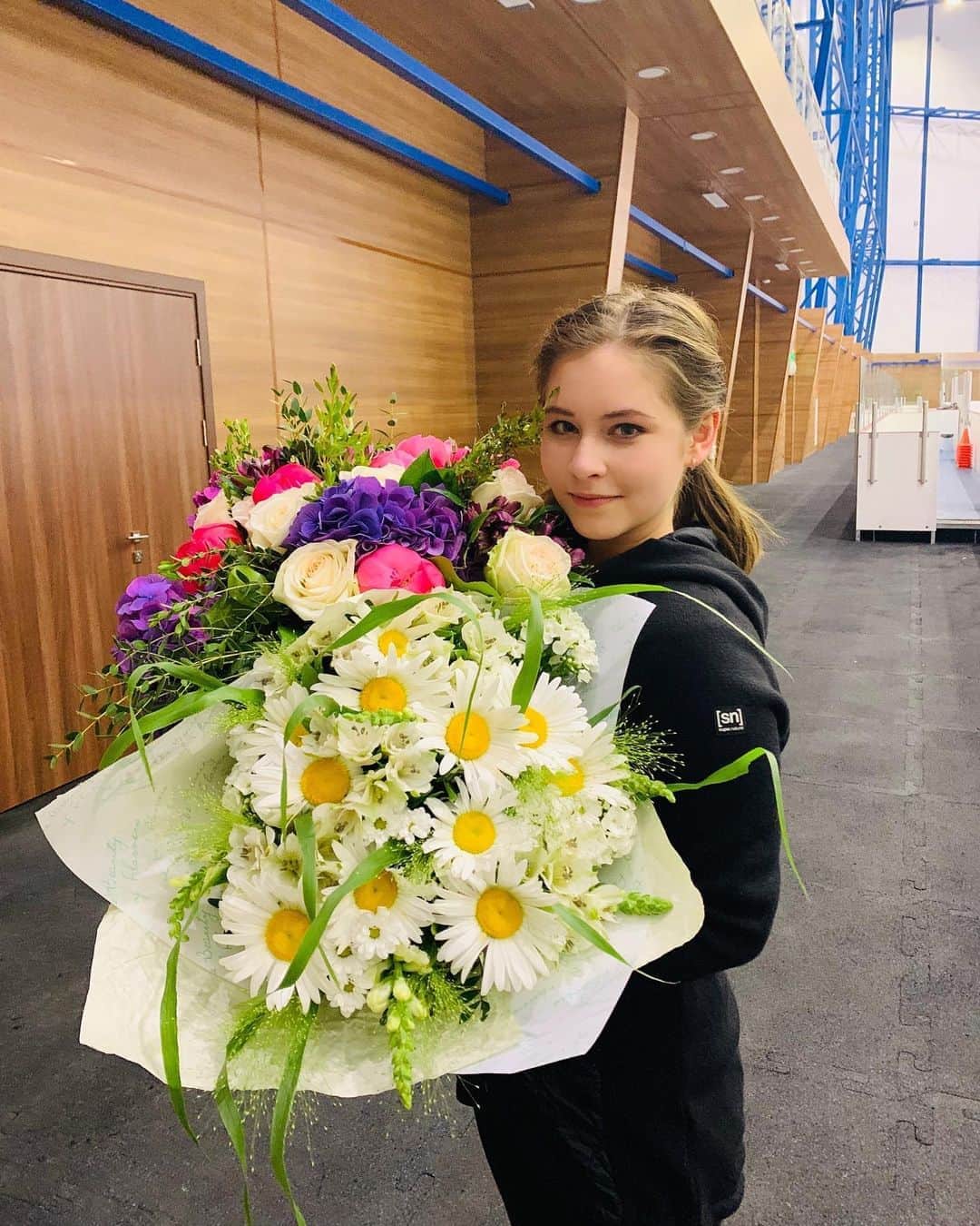 ユリア・リプニツカヤのインスタグラム：「Неожиданно много поздравлений, спасибо всем огромное!❤️✨」