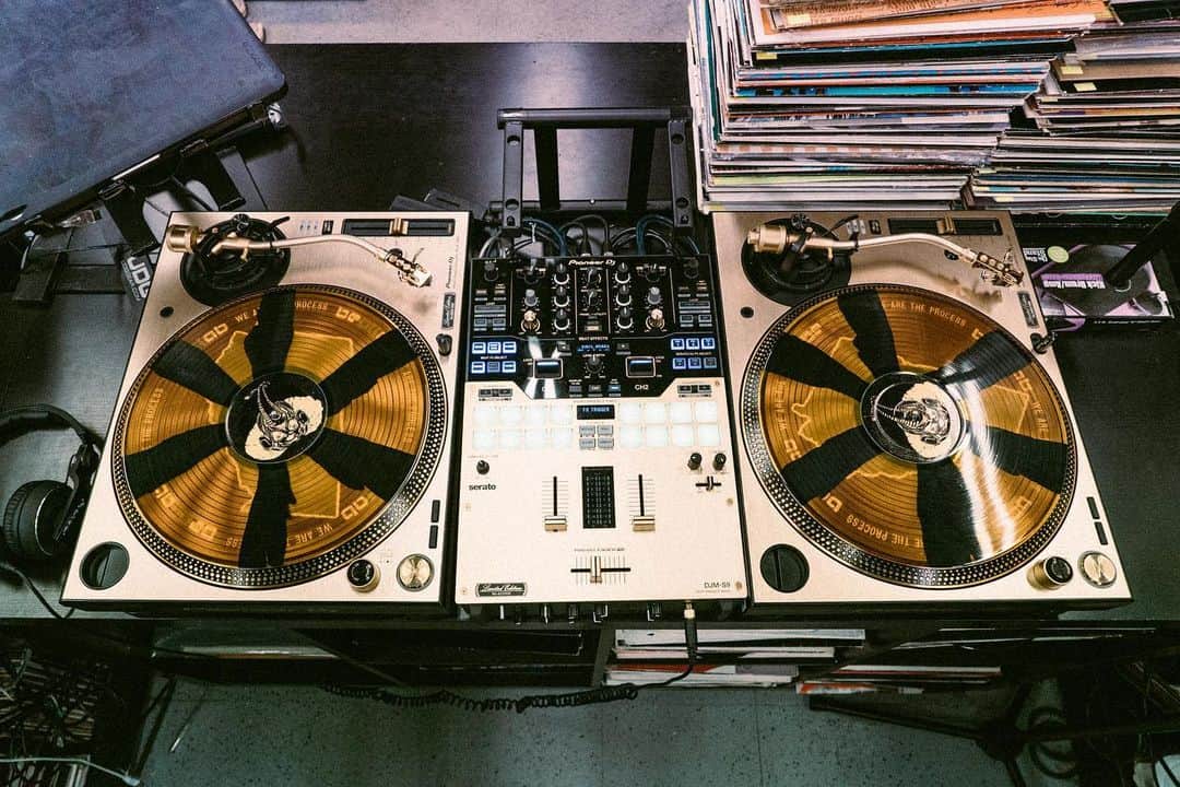 Red Bull Music Academyのインスタグラム：「Wheels of steel at Atlanta’s @beatlabusa — 📷 @newyorkcityvibe #djing #turntables」