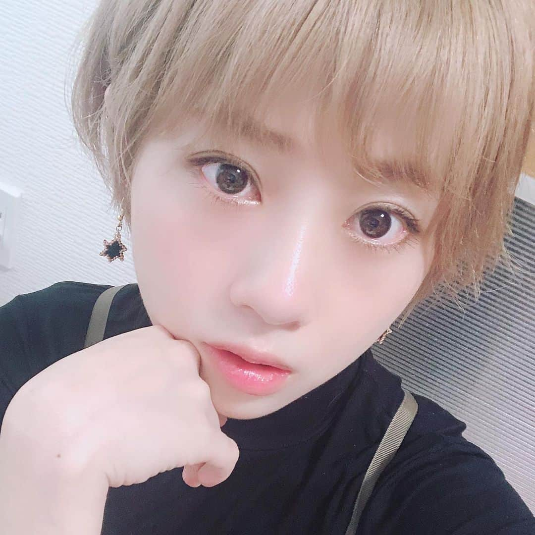 安住麻里さんのインスタグラム写真 - (安住麻里Instagram)「眉毛をしっかりめにかいた日  #ショートカット #ベージュカラー #へあーすたいる #ヘアメイク #ショートヘア #自撮り」6月6日 0時00分 - azumari12