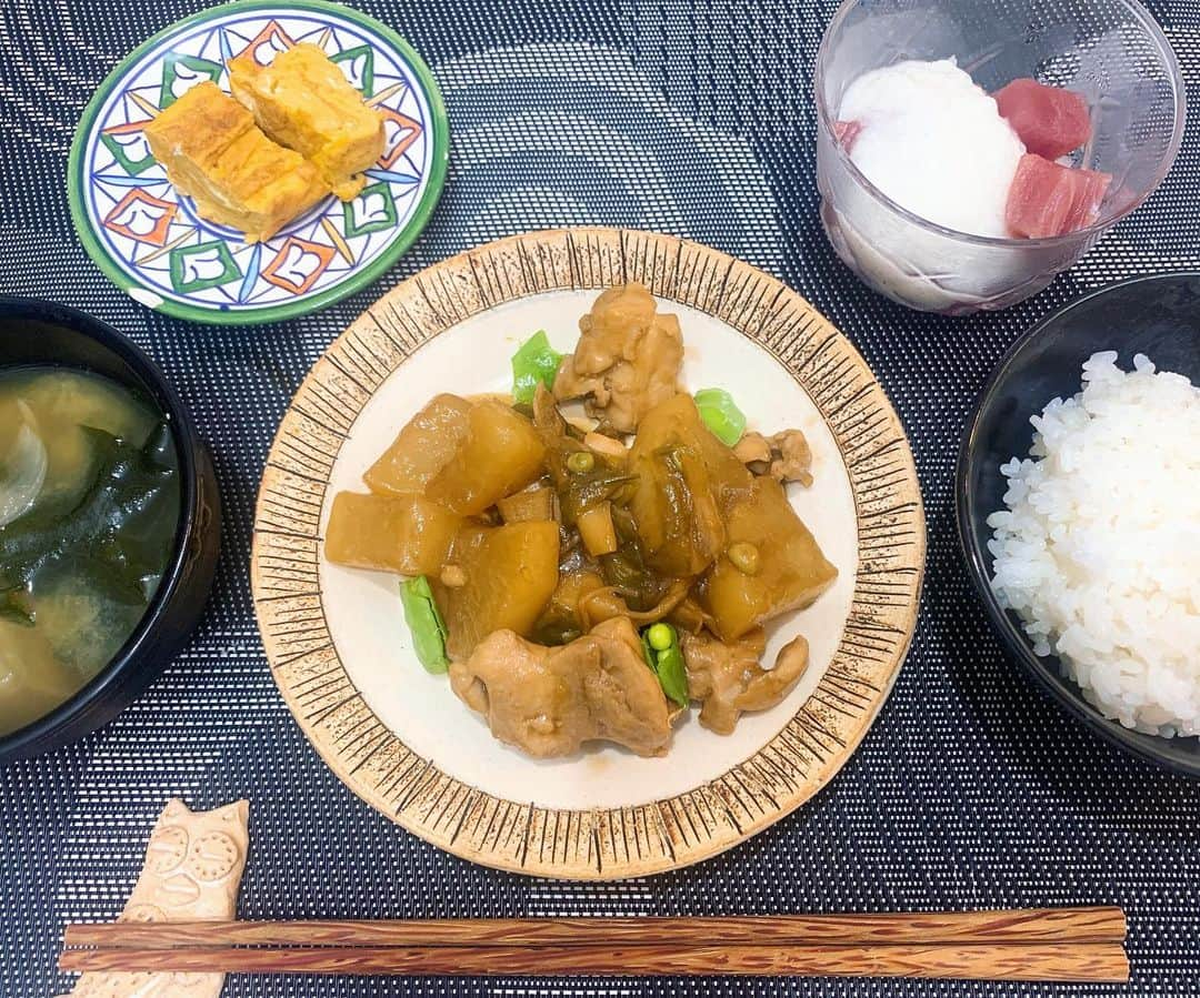 宮瀬彩加さんのインスタグラム写真 - (宮瀬彩加Instagram)「#みやせごはん 🍴🍴 久しぶりにお家ご飯載せます。 ちょくちょく作ってるけど撮るほどでもないメニューばかりなのでなかなかあげれてませんでした。🤣🤣🙏 あと、最近投稿が自分の写真ばっかりですねって言われて気づきました。はっ。 今日のメニューは ・鶏大根の甘辛テリ煮 ・まぐろ山かけ ・わかめと玉ねぎの味噌汁 ・卵焼き 作りすぎちゃったけど作り置きできそう。 美味しくできました💮💮 #一人暮らしご飯 #おうちごはん #よるごはん #cooking」6月6日 0時03分 - ayaka_miyase