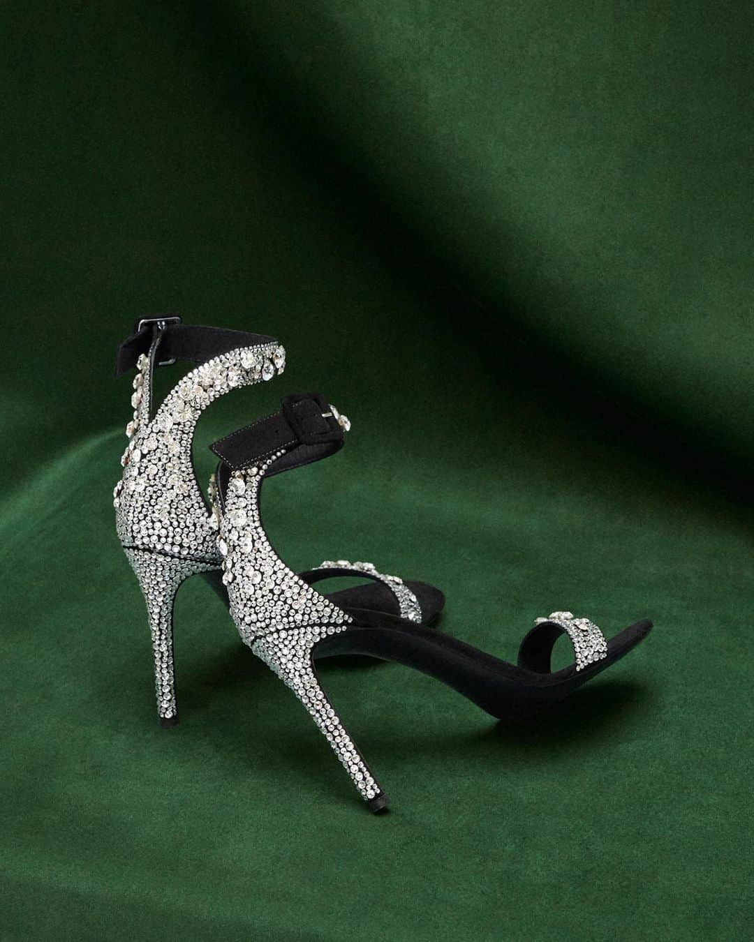 Giuseppe Zanotti Designさんのインスタグラム写真 - (Giuseppe Zanotti DesignInstagram)「Shimmer some more. Introducing the NEYLA CRYSTAL, a gorgeously crafted stiletto with a bevy of crystals encrusted on the heel. “This sandal seems very full and rich but it’s also incredibly streamlined,” says #GiuseppeZanotti. “From the back, she dazzles; from the front she entices.” #GZFW19」6月6日 0時04分 - giuseppezanotti