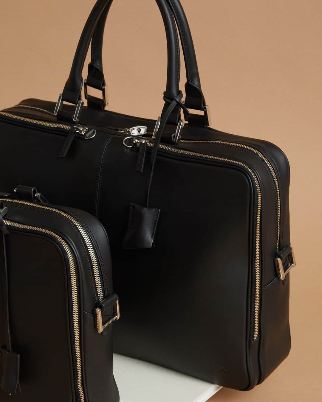 ウォントのインスタグラム：「Meet the Trudeau, our ultimate Dad briefcase. Designed for the city & travelling professional with multiple pockets custom designed to hold laptop, cards, pens, documents and wallet. Shop Trudeau in our Father's Day gift guide, link in bio.  #wantlesessentiels #briefcase #fathersday #dad」