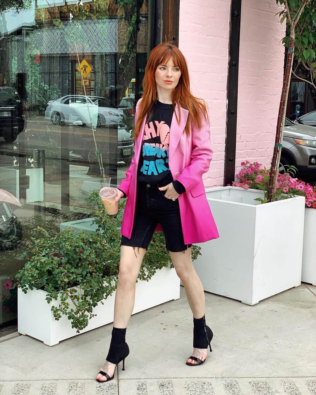 ジェーン・アルドリッジのインスタグラム：「I must confess that I have not one but two pieces of Billy Ray Cyrus merchandise. Here is an Achey Breaky Heart sweatshirt my mom found thrifting and gave to me years ago 💪 shoes are @prada , blazer is vintage!」