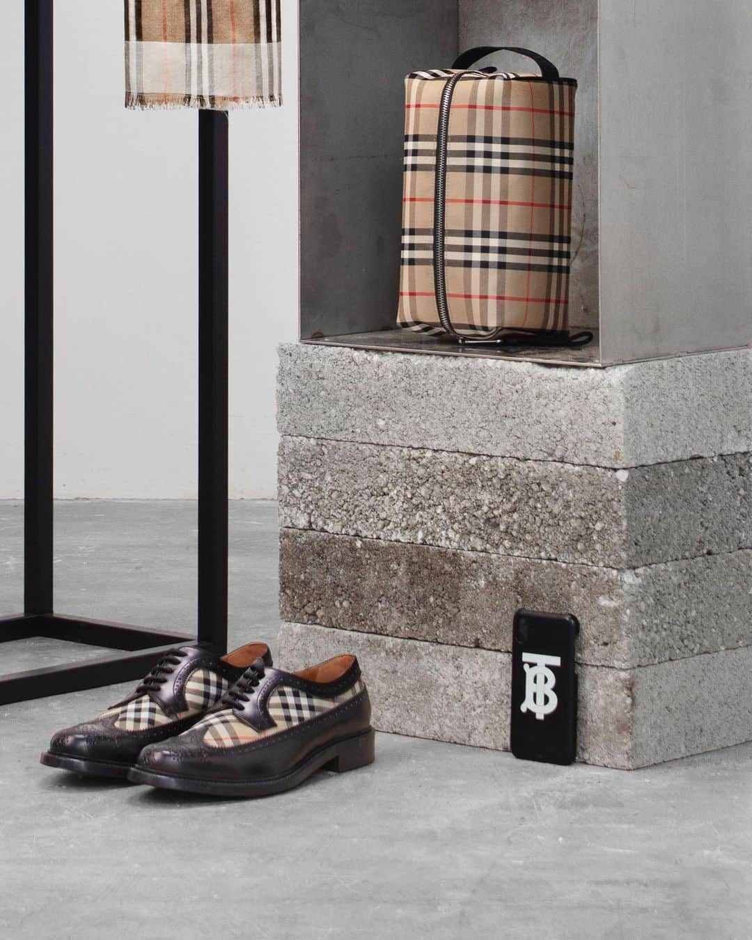 Burberryさんのインスタグラム写真 - (BurberryInstagram)「A curation of gifts for Father's Day . Contemporary classics in Vintage Check and our Icon Stripe sit alongside accessories tagged with the #ThomasBurberryMonogram. Gift inspiration for Father's everywhere . #BurberryGifts」6月6日 0時08分 - burberry