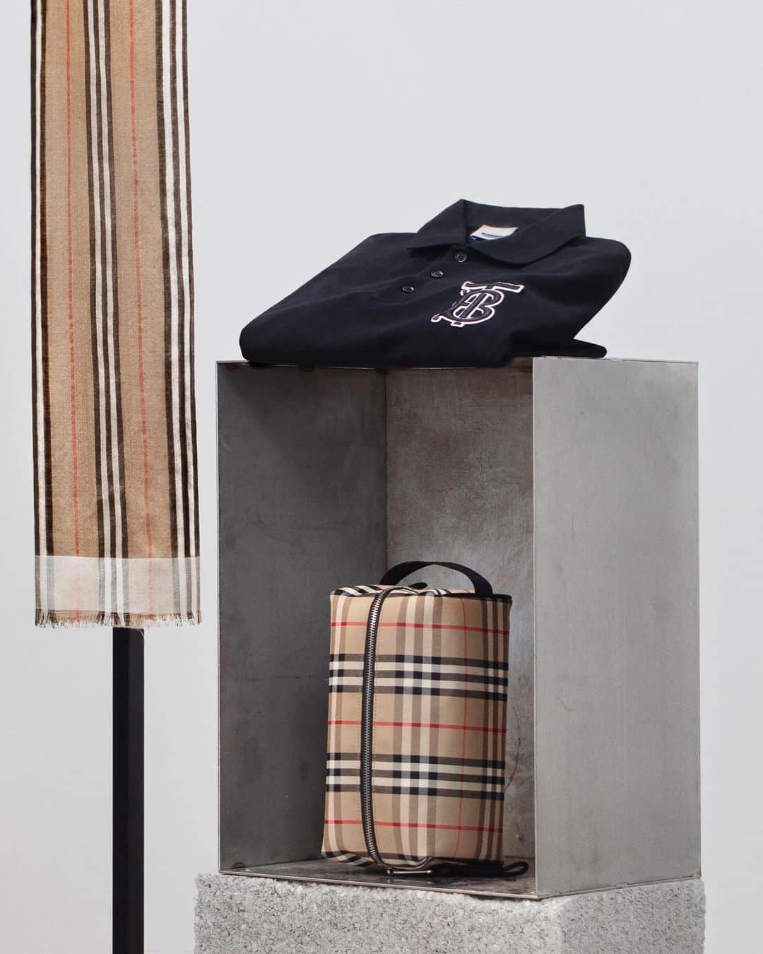 Burberryさんのインスタグラム写真 - (BurberryInstagram)「A curation of gifts for Father's Day . Contemporary classics in Vintage Check and our Icon Stripe sit alongside accessories tagged with the #ThomasBurberryMonogram. Gift inspiration for Father's everywhere . #BurberryGifts」6月6日 0時08分 - burberry