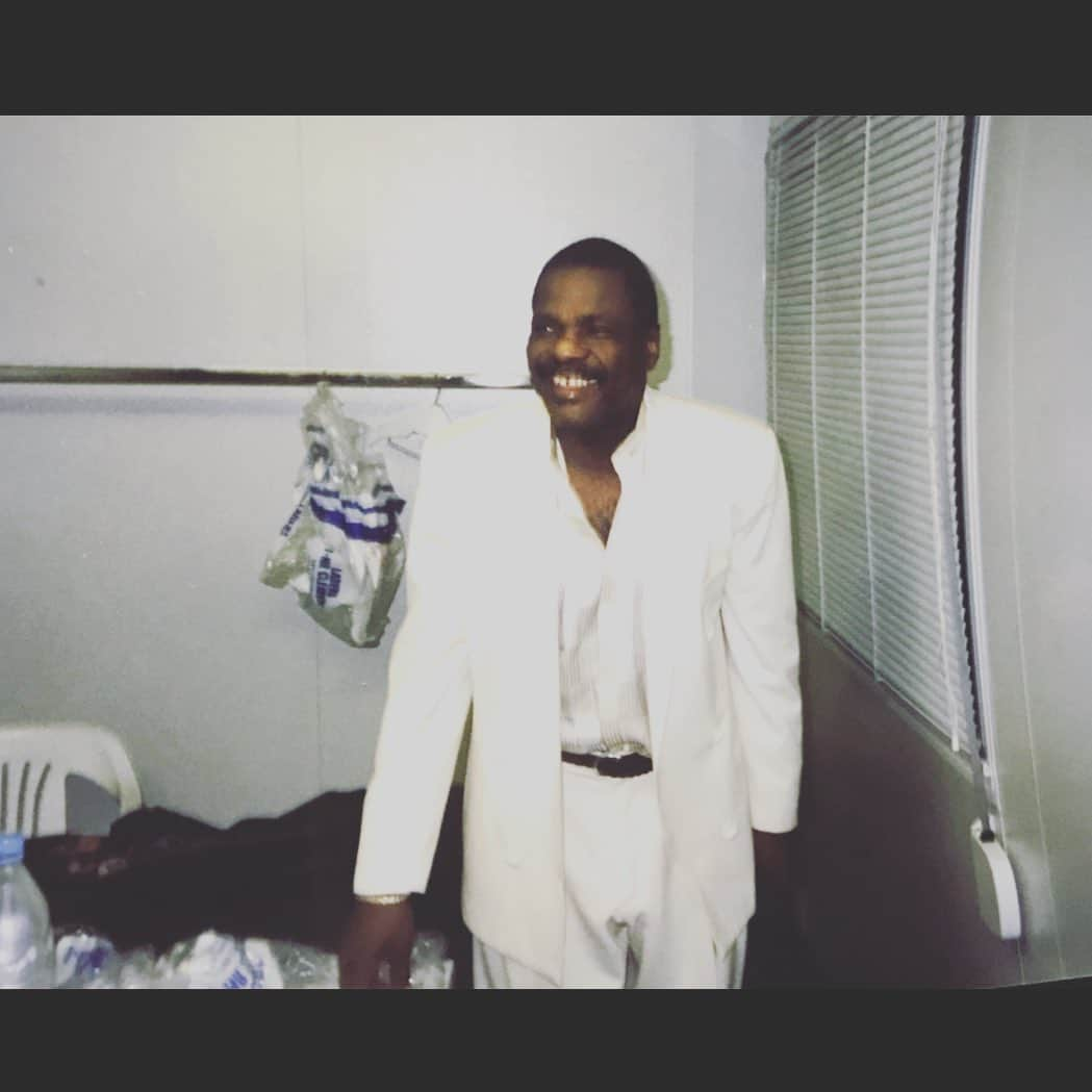 マサ小浜さんのインスタグラム写真 - (マサ小浜Instagram)「Billy Preston (in Italy 1996) '96に 今は亡きビリープレストンと一緒にイタリアにて ステージに上がるまえにパチっと僕がなにげなく撮った写真がでてきた.. 今日は彼の命日、よく一緒に馬鹿笑いしながら演奏したな〜、きっと天国でも陽気に超ファンキーなオルガン弾きながら唄ってらっしゃるに違いない！ #billypreston #legend #initaly #ビリープレストン #beatles #ビートルズ」6月6日 0時08分 - masakohama1