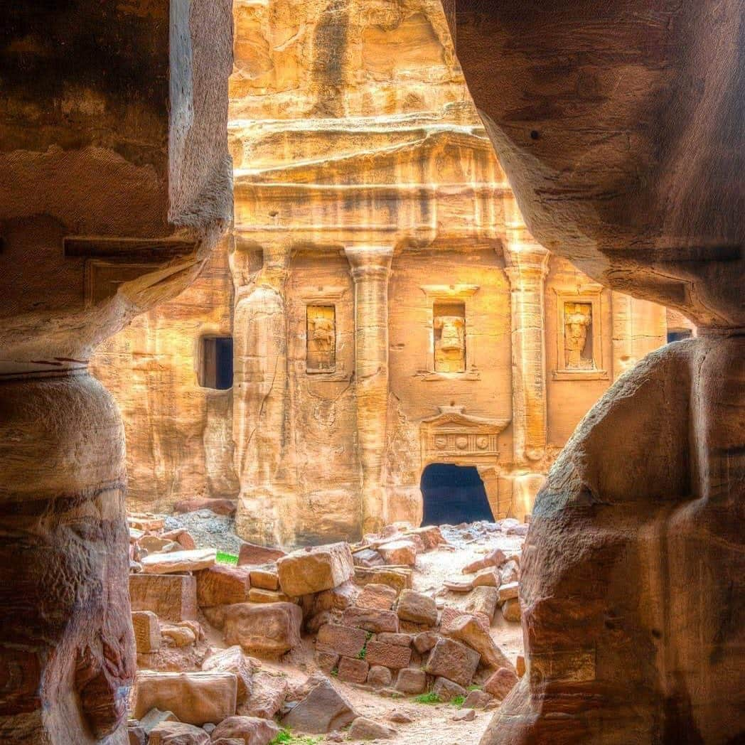 Lonely Planetさんのインスタグラム写真 - (Lonely PlanetInstagram)「#Petra, #Jordan is one of the planet’s most beloved ancient sites, a dream for travelers the world over. But with visitor numbers soaring and overcrowding a real issue, experiencing Petra responsibly has never been more important. Swing by our story today to find out how!」6月6日 0時09分 - lonelyplanet