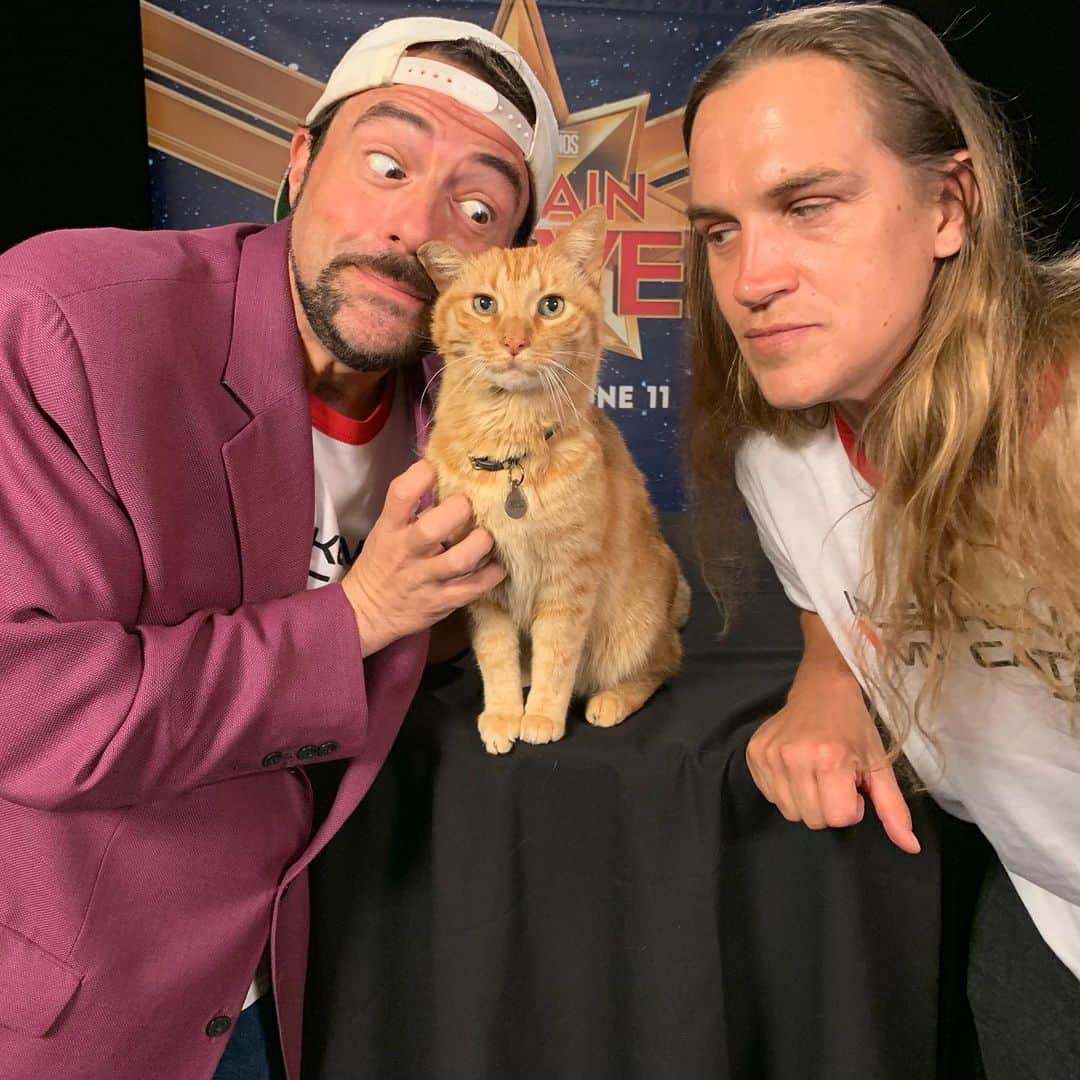 ケヴィン・スミスのインスタグラム：「FLERKEN ALERT! Sometimes, @jaymewes and I use what little juice we have in this business of show to meet the big stars. And yesterday, we got to meet one of the biggest stars in all the @marvelstudios movies: Goose the “Cat”! The fuzzy fella from @captainmarvelofficial ate no Tesseracts while we were with him, but I think I saw a tentacle slip from his lip as we were leaving. This is the 2nd @marvel superstar I’ve met this year and he was equally as cuddly as @chrishemsworth (though Goose purrs louder)! I told Goose I was also kind of in the movie too and he looked at me like I was making a pitiful play for inclusion and relevancy. “Uh, your *NAME* was in the movie,” Goose’s eyes seemed to say. “I’m like the fourth lead, Silent Bill.” Cats, man - they don’t humor your insecurities like dogs do. #KevinSmith #jasonmewes #goosethecat #captainmarvel #marvelcinematicuniverse  #flerkencat #flerken #catsofinstagram #catstagram #cats」