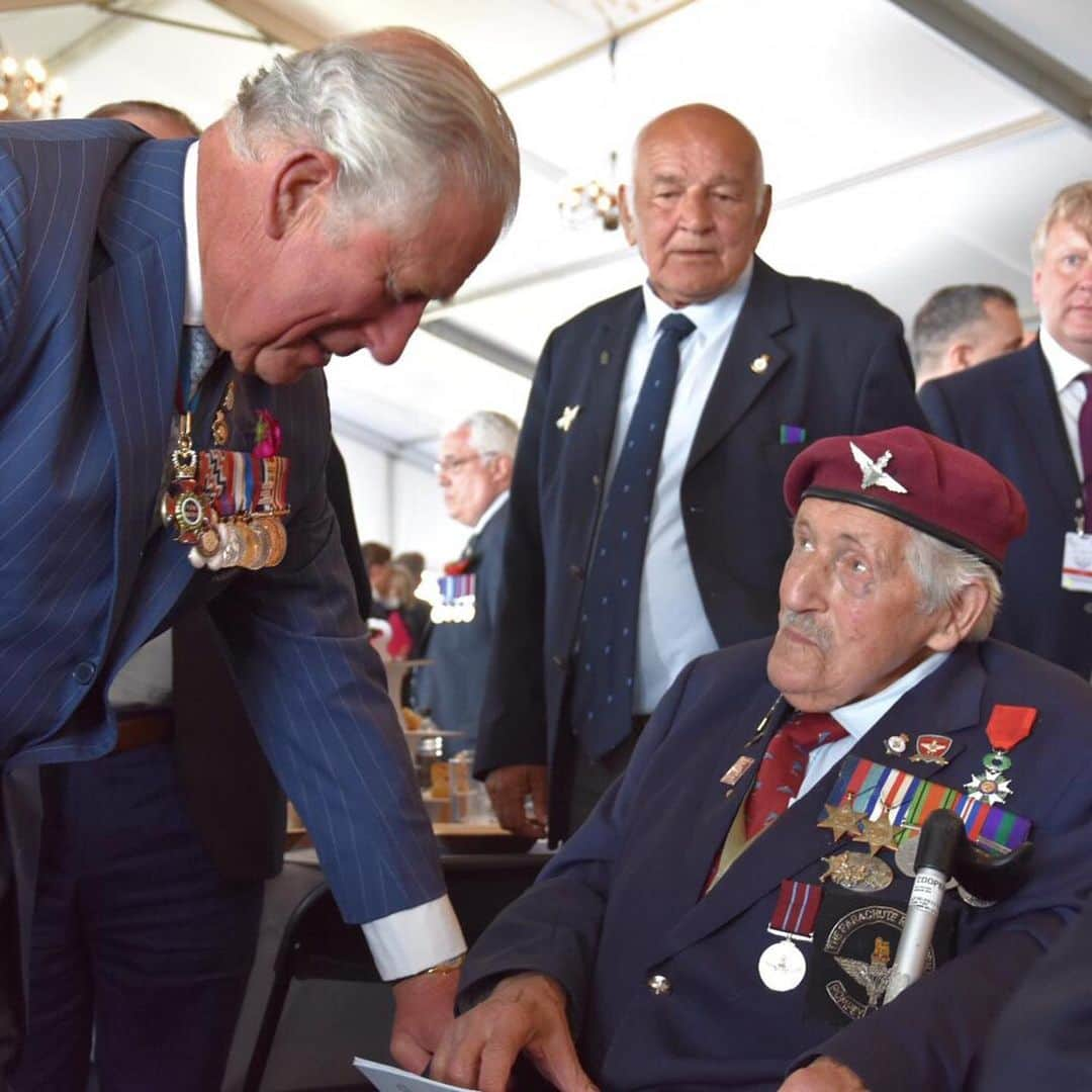 ロイヤル・ファミリーさんのインスタグラム写真 - (ロイヤル・ファミリーInstagram)「The Queen and The Prince of Wales met D-Day veterans, Heads of State, Heads of Government and Representatives of Leaders of the Allied Nations at a National Commemorative Event held in Portsmouth today, marking the 75th Anniversary of the D-Day landings.  The event paid tribute to the immense bravery of the soldiers: you can watch it in full via the link in our bio.  On 6 June 1944, Allied forces launched a combined naval, air and land assault on Nazi-occupied France, called ‘Operation Overlord’. 156,000 troops took part in the Allied landings on the Normandy beaches which marked the start of the campaign to liberate north-west Europe from German occupation.  After the event, The Queen bid a Formal Farewell to President Donald Trump, @realdonaldtrump, and Mrs Trump, @flotus, marking the official end of the #USStateVisit.  See our story for more from The Queen’s visit to Portsmouth today. #DDay75」6月6日 0時20分 - theroyalfamily