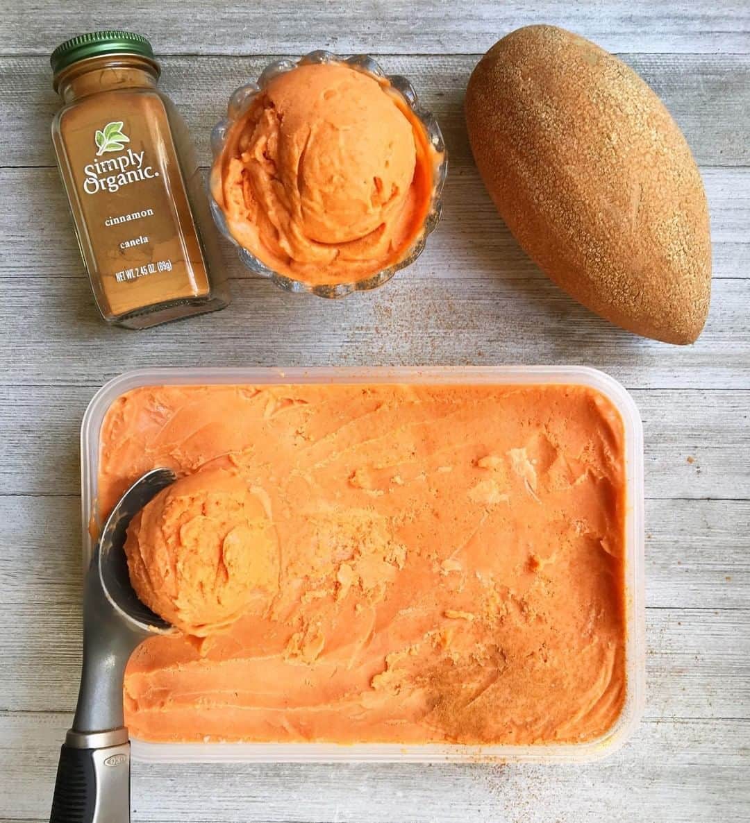 OXOさんのインスタグラム写真 - (OXOInstagram)「Sound off in the comments with your favorite #icecream flavor.  Making it halfway through the week means we're definitely craving a scoop (or three!) of @adrianatellezg's mamey dessert.」6月6日 0時20分 - oxo