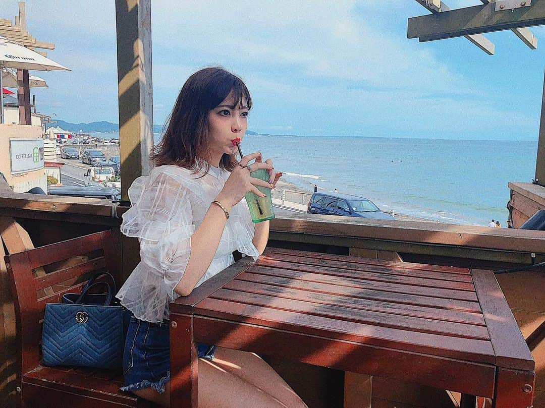 吉澤友貴さんのインスタグラム写真 - (吉澤友貴Instagram)「海綺麗じゃないけど湘南は落ち着くな～🥰🌊 あ、エクステ取った～髪伸びたね🤩 、 、 👚: @rurume_official 👖: @moussyofficial 👜: @gucci」6月6日 0時32分 - yuki_yoshizawa_