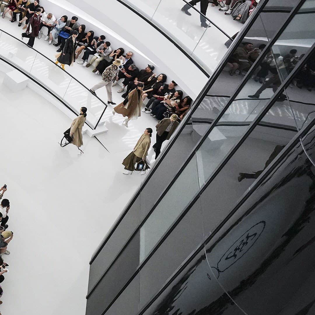 Fendiさんのインスタグラム写真 - (FendiInstagram)「The Men’s and Women’s Fall/ Winter 2019/20 Show brought the city of Roma in Shanghai, celebrating Fendi’s past, present and future.  Creative Director: @silviaventurinifendi #FendiShanghai2019  #FendiFW19」6月6日 0時32分 - fendi