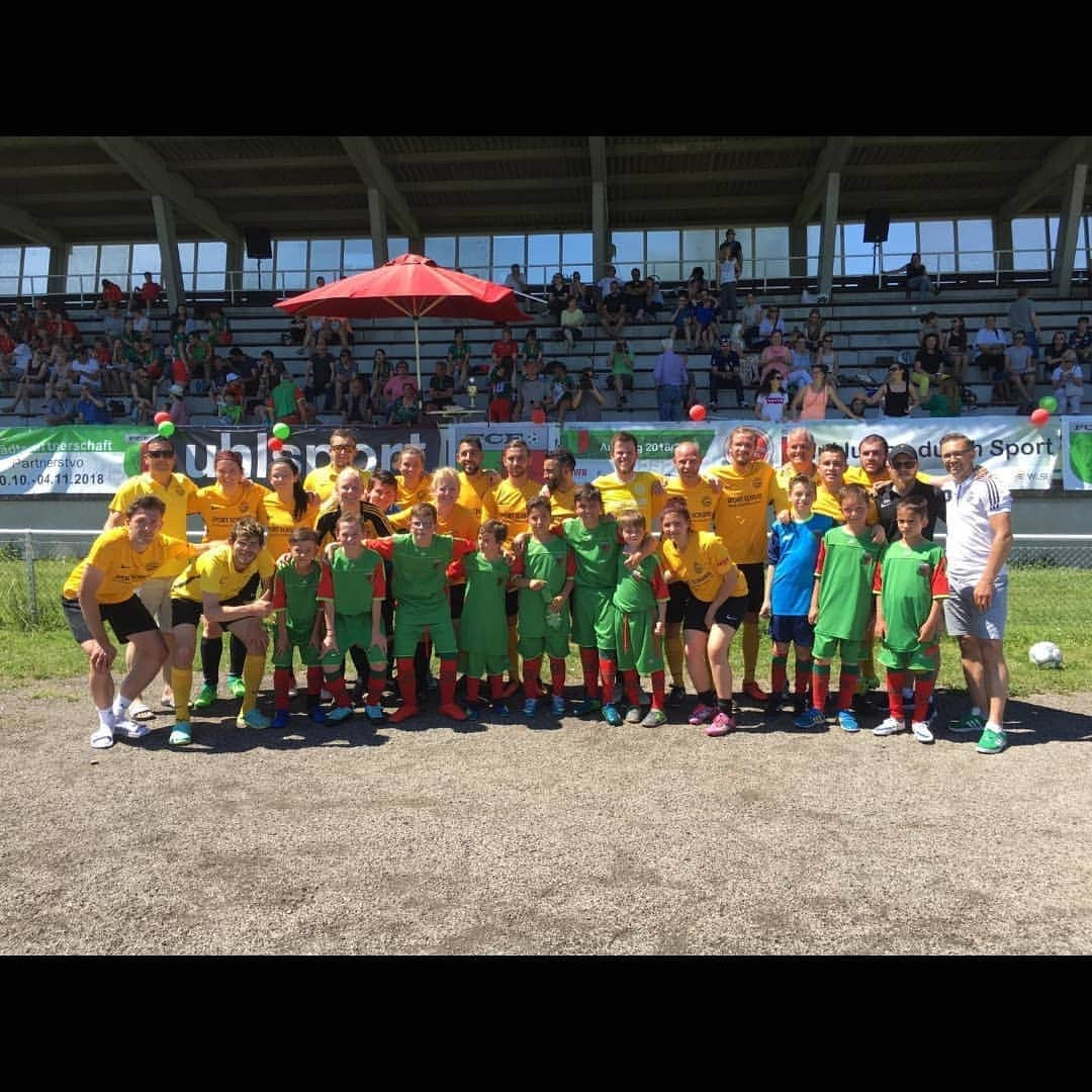 ジエ さんのインスタグラム写真 - (ジエ Instagram)「Looking forward to the 29th of June 🎖 🙉🔇⚽️🐝🤟🏻 #GehörlosensportgemeinschaftStuttgart #GSGStuttgart #firstmatch #deaf #deafsoccer #soccer #fußball #Mannschaft #gehörlos #hörgerschädigt #hardofhearing #schwerhörig #CI #Hörgeräte #signlanguage #kleinfeld #futsal #💛🖤 @gsgstuttgart_official」6月6日 0時24分 - ach_caro