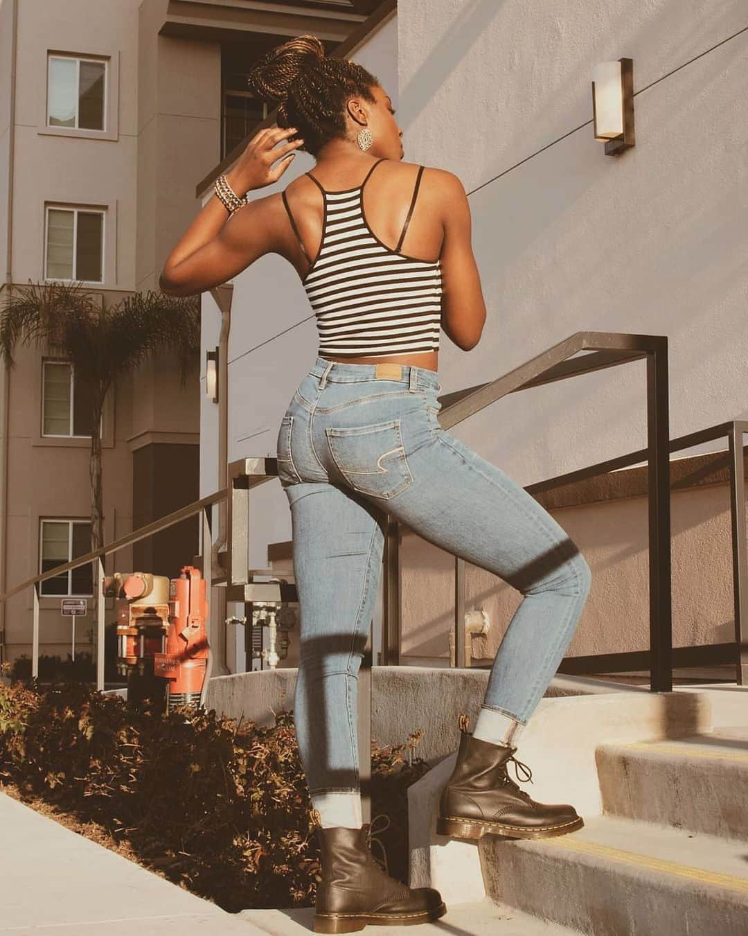 American Eagleさんのインスタグラム写真 - (American EagleInstagram)「“If this post helps at least one person, I'll be super stoked! I've been LIVING in these jeans. I'm 5'11, have an athletic shape, and super long legs. I seriously have such a hard time finding affordable jeans that fit and are comfy. I'd sworn off finding jeans that fit. I had all kinds of issues: too loose in the waist and no room in the booty, never long enough, unflattering cut and shallow rise, no room in the thigh, knees in the wrong place, the list goes on. NOT CUTE MMMMKAAAAAAY.  Then I found these jeans. I was just cruising the web one day and saw these pop up! They're AE Next Level Curvy Jeans, who'd have thunk it?! They're super comfy, more than long enough, and hit right under my waist with lots of room for the booty!" -@jenais_withlove #rg #AExME」6月6日 0時24分 - americaneagle