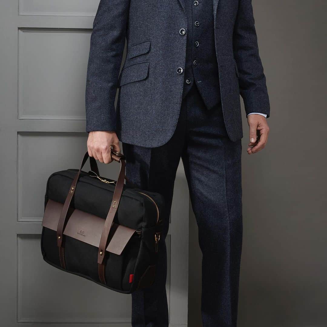 ジョンチャップマンのインスタグラム：「Perfect #fathersday #giftideas the Wye #workbag 10% #promotion this week #madeinengland #handcrafted #bags #luggage #menswear #mensfashion #mensstyle #menstyle」