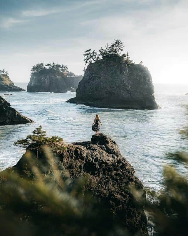 instagoodさんのインスタグラム写真 - (instagoodInstagram)「Hello again! @vinhntran here! This is a photo exploring the amazing beaches in Brookings, Oregon.  In my opinion, Oregon has one of the most scenic coastlines in the United States. Their collection of endless sandy beaches and towering rock stacks make for a photographers dream.  My friend Casara and I had also met through instagram, and had only done a few local hikes together at this point. We both decided to commit to an 11 hour drive to reach this popular instagram spot. After finally seeing this place in person, I can easily say it was well worth the drive. I owe this whole adventure to the information provided from the Instagram app.」6月6日 0時38分 - instagood