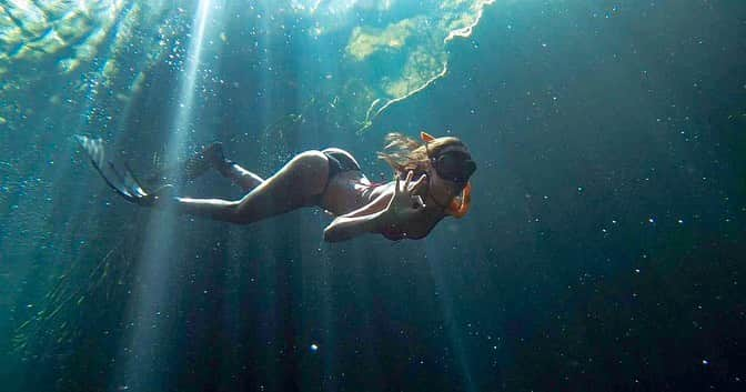 ライス・リベイロさんのインスタグラム写真 - (ライス・リベイロInstagram)「What a wonderful experience to free dive in the cenotes in Tulum! Mexico I love you 🧜🏽‍♀️🧜🏾‍♂️」6月6日 0時40分 - laisribeiro