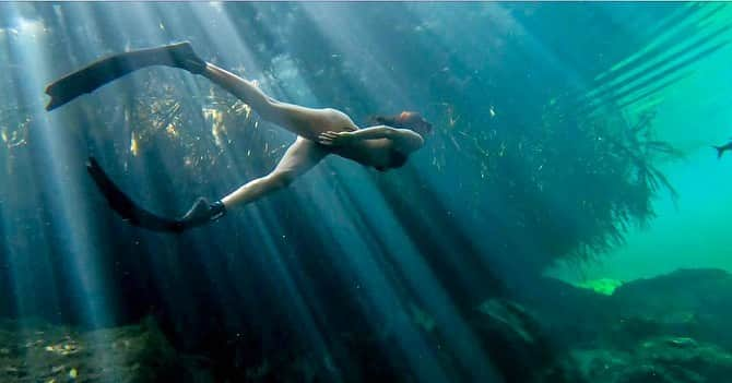 ライス・リベイロさんのインスタグラム写真 - (ライス・リベイロInstagram)「What a wonderful experience to free dive in the cenotes in Tulum! Mexico I love you 🧜🏽‍♀️🧜🏾‍♂️」6月6日 0時40分 - laisribeiro