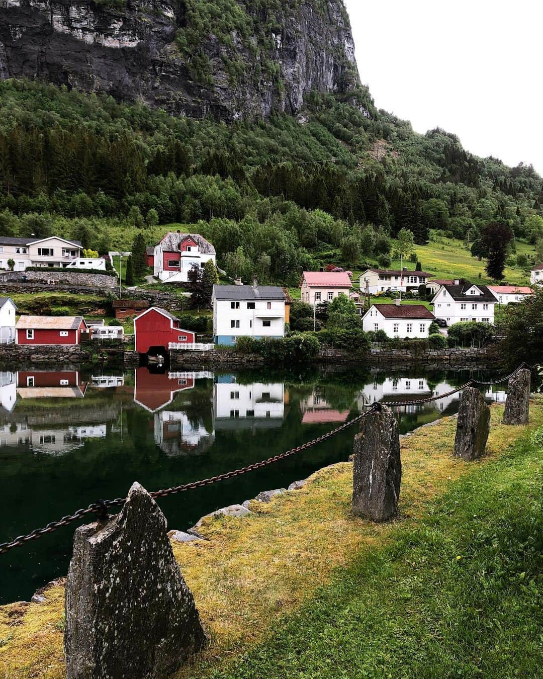 Mustafa Sevenさんのインスタグラム写真 - (Mustafa SevenInstagram)「Dünün fotograflı özeti :) #Hellesylt limanından otobüsle ayrılmanın ardından 6 saatlik bir yolculukla #Geiranger e vardık. Bu arada ne gördüysem dün bir kısmını hikayelerde paylaştım bunlarda post için sakladıklarım. #CruiseHayatı #CruiseLife nedir ne değildir kaçıranlar içinde bütün serüveni ana sayfamda #CruisePlanet adı ile sabitledim. Bi göz atarsınız :) Detaylı bilgi almak isterseniz @cruiseplanet.com.tr ekibi emrinizde :) #LovePeaceTravel #CruisePlanet #CruiseTrip #Norway #Fjord」6月6日 0時50分 - mustafaseven