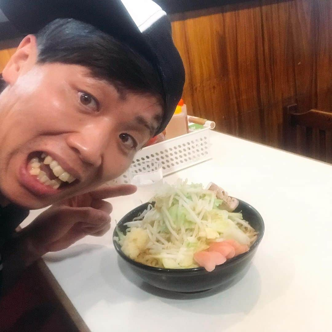 けんじるさんのインスタグラム写真 - (けんじるInstagram)「‪今日は幡ヶ谷にある‬ ‪油そば てつ でお手伝い！‬ ‪そして 打首獄門同好会 大澤会長 考案‬ ‪獄郎SUMMAR〜を頂きました〜！‬ ‪マジでめちゃウマペロンチョす！でした〜！‬ ‪お近くの方はぜし！‬ ‪#けんじる #食い込MEN #芸人 #お笑い #打首獄門同好会 #大澤会長 #油そばてつ‬」6月6日 0時43分 - kenjiru0318