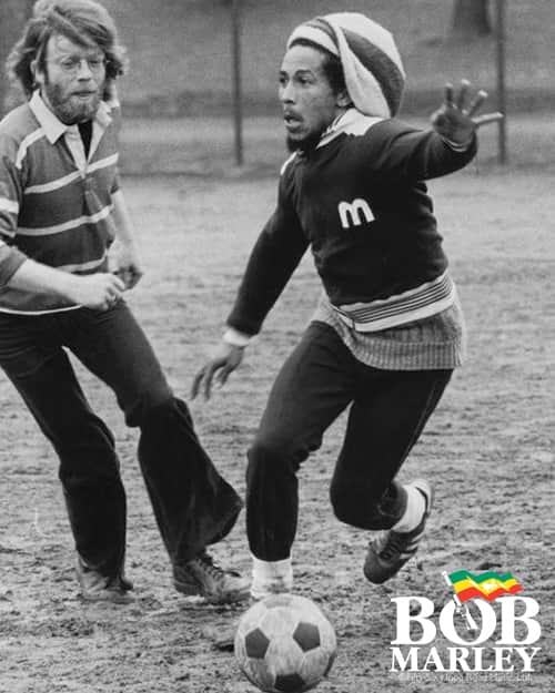 ボブ・マーリーさんのインスタグラム写真 - (ボブ・マーリーInstagram)「"The hotter the battle, a-the sweeter JAH victory!" #TheHeathen #bobmarley #football ⚽ . 📷: Adrian Boot London, 1977」6月6日 0時45分 - bobmarley