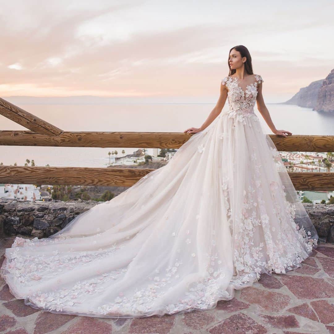 Wedding Lifeのインスタグラム：「1,2,3,4?😍 Summer wedding inspiration by @oksana_mukha_official .  Ladies go check them out and follow them for loads more stunning dresses!💕 .  @oksana_mukha_official @oksana_mukha_official @oksana_mukha_official ____________________ oksana-mukha.com」