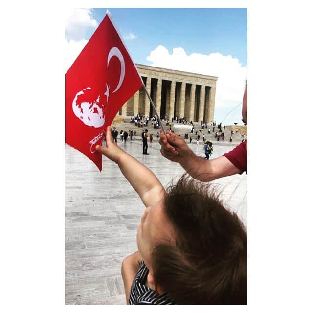 ナズ・アイデミルのインスタグラム：「Oğlum, 7. ayında, ilk bayramında Atamızın huzuruna çıktın bugün. Dilerim sen de onun açtığı yolda yürürken, ilkelerini yoluna ışık yaparsın...」