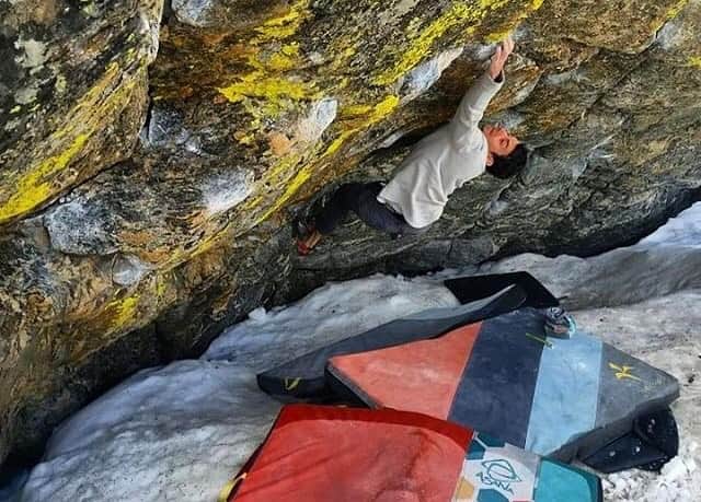 ポール・ロビンソンのインスタグラム：「Hello kitty SDS, V13/14! Psyched to make the second ascent of this @griffinwhiteside boulder. Check out the video from the ascent on my YouTube channel. Link in bio 🙌🙌 #bouldering photo: @jeremy_fullerton」