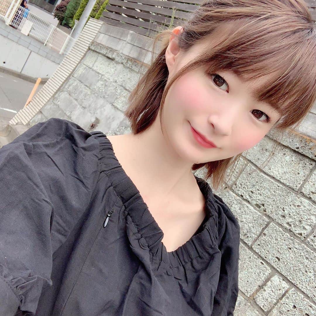しほの涼のインスタグラム：「《地獄だったつわりの話 part.2》 ❌見たくない方、スルーして下さい🙇‍♀️ 朝起きた時から寝るまで続く嘔吐と吐き気に耐えられずメンタルがやられてしまい、先生から旦那には母体の健康を考えて中絶の選択肢もある事を説明されたそうです😢 でも私が今ここで、自分が楽になる為に赤ちゃんの命を奪う決断をしたら一生後悔するのはわかってたし、その決断を抱えて生きられる程自分が強くないのもわかっていました😔 でもつわりの時期はお腹が大きくないし、胎動もない赤ちゃんの為に頑張ろうと思うには、つわりはあまりにもツラくて、入院中個室のトイレで1人吐き続けた後、孤独とツラさで部屋の窓が開いてたら飛び降りちゃった方がどれだけ楽かと思った事も何回もありました😿😿 テレビを見ても食べ物が出てくると吐いたり、携帯も酔う感じで見られず、編み物とかしてみましたが下を向いてても吐くので気休めにならず、 どうしてこんなに時が経つのが遅いのか。毎日毎日何て長いんだろうと涙ばかり出ていました。 入院病棟の窓はどこも開かないので、外の空気も吸えないし面会時間以外はずっと1人でこのつわりと戦い続けなければいけない。 1分がとてつもなく長くて、［つわり いつまで］って検索しては、その画面に酔って吐いてました。  クリスマスの時が一番酷くて、旦那さんが気分だけでもと私が大好きなキルフェボンのケーキを朝から2時間半も並んで買って来てくれました。 でも私は全く食べられず「食べられなくて、ごめんね...」って申し訳なくて涙が出てきて、でも「いいんだよ、少しでも季節を感じられて気が紛れたらと思って」と笑ってくれた旦那にまた涙が出ました。 病室でのメリークリスマスでしたが、 日々の変わらない毎日の中で心が少し軽くなった日でした。  最初は年内で退院する予定でしたが、まだケトン体は3+出ていて年越しも入院になりました。 お正月は家族と過ごせると思っていたので、落ち込みましたが、これだけ吐き続けていたら無理なのもわかっていました😞 1人カウントダウンジャニーズライブを見ながら旦那さんとずーっとテレビ電話。 マリウス君大丈夫かなぁとか話しながら、ただ隣にいる気分になりたくて、寂しくて仕事が休みのお正月は面会時間以外ずっとそうしててもらいました。 1人で吐いてるんじゃないって思うと、不思議と少し楽で、でも今考えるとずーっと吐き続けている私をさすりながら、泣いてる私を励まして、 仕事に行って、帰ってきたら吐いてる私と電話して、良く耐えてくれたと思います。 旦那さんは冷たいお素麺や、うどん、私が食べられるかもって思った物を言ってはいつも作って持ってきてくれました。 そのほとんどが私は吐いてしまって食べられなかったり、自分で言ったくせにいざ食べようとなると全く手を付けられない物もあって、その残飯を「俺は涼ちゃんが食べれるかもって思ってくれただけで嬉しい！」と嫌な顔一つせず毎日持って帰ってくれました。 あの時は自分の事で精一杯でしたが、旦那さん本当に凄かったなぁと今になって思います🙌🏻🙇‍♀️ part.3に続きます👉  #つわり終わらない #つわり対策 #重度妊娠悪阻 #悪阻 #つわり #授乳服ワンピース #マタニティワンピース #つわり辛い #つわり #つわり地獄 #つわりピーク #つわり中の食事 #悪阻地獄 #悪阻入院 #悪阻ピーク #悪阻入院 #ケトン体 #妊婦 #マタニティコーデ #マタニティ記録 #マタニティ生活 #初マタ #プレママ #プレママライフ #プレママコーデ」