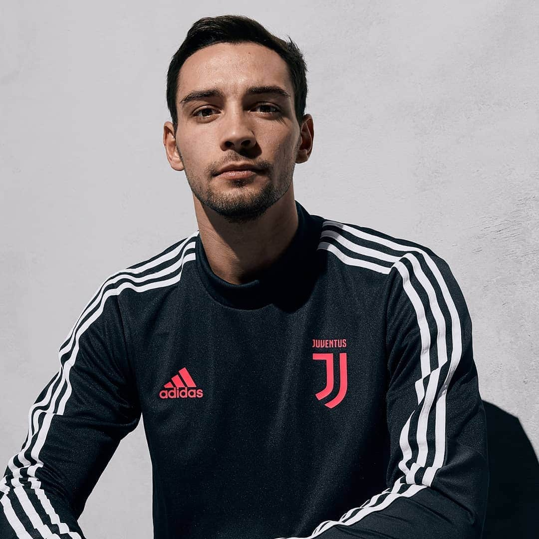 ユヴェントスFCさんのインスタグラム写真 - (ユヴェントスFCInstagram)「You play the way you practice. Our new 19/20 training apparel – available now. ⚫⚪ #ForzaJuve #DareToCreate」6月6日 0時57分 - juventus