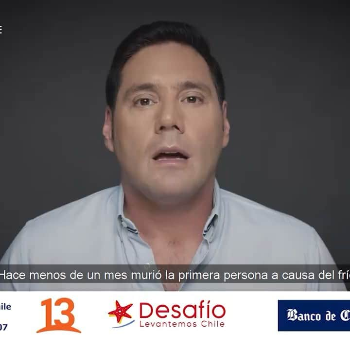 クラウディオ・ブラーボのインスタグラム：「Hoy necesitamos que tú seas parte de esta campaña y ayuda. El frío ya ha cobrado dos víctimas, pero juntos podemos aportar para que esa terrible noticia no se repita , con @franciscosaavedr y @desafiochile necesitamos juntar 700.000.000. Esto es necesario para abrigar a más de 14 mil personas de todo Chile que se encuentran en situación de calle. ¿Nos ayudas a lograr la meta? Banco: Banco de Chile; Nombre: Desafío Levantemos Chile; RUT: 65.943.320-6; Cuenta corriente: 98027-07.  Ayudar no cuesta nada!」