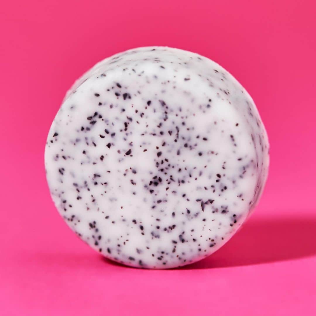 LUSH Cosmeticsさんのインスタグラム写真 - (LUSH CosmeticsInstagram)「Feeling dirty? Gritty Politti cleanses skin with a luscious kokum butter base and exfoliates with ground coconut shells. And with zero packaging to speak of, getting clean never looked so good. 💖💖💖」6月6日 1時00分 - lushcosmetics