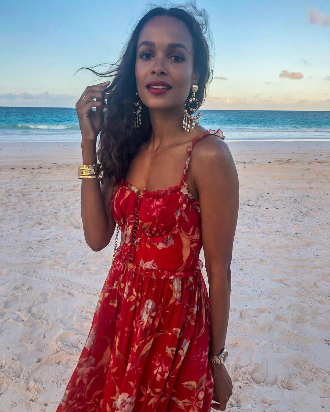 のインスタグラム：「Beauty and the Beach 🌊 @francesaaternir in the Delancy earrings and Hawn bracelet set • tap to shop #dannijogirls」