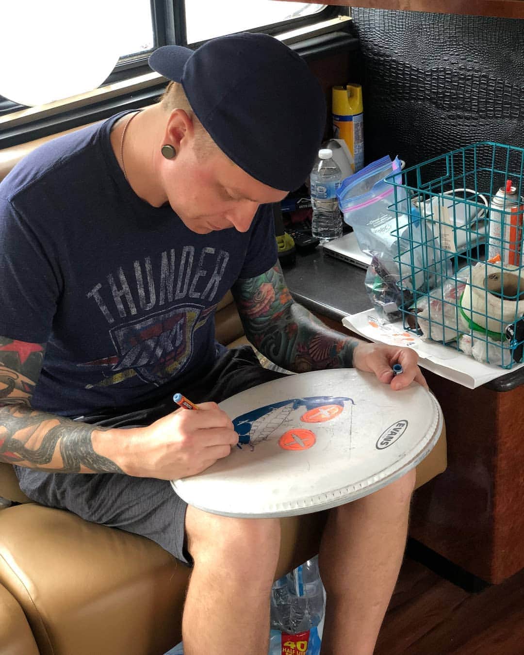 ヒンダーのインスタグラム：「Come to our shows and get your own custom drum heads!」