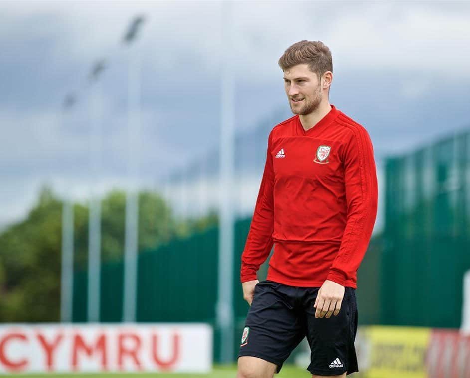 ベン・デイヴィスのインスタグラム：「Unfortunately my surgery was delayed for circumstances out of my control. Luckily this gave me the opportunity to meet up with Wales! Looking forward to the game this weekend #togetherstronger」